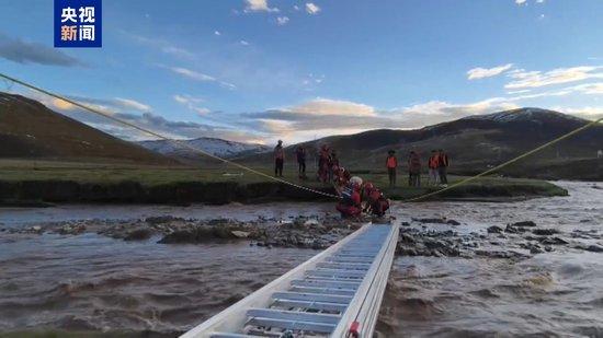 青海果洛22人遭遇山洪围困 消防架梯救援