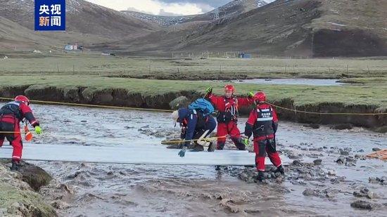 青海果洛22人遭遇山洪围困 消防架梯救援