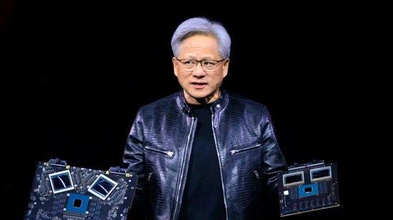 大热天穿皮衣露天与雷军合影?黄仁勋年内第三次来华,现身北京!