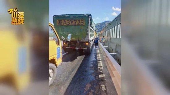 货车因在高速漏油被扣车,罚款11万才能开走,司机:车卖掉才值几万元
