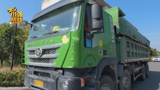 货车因在高速漏油被扣车,罚款11万才能开走,司机:车卖掉才值几万元