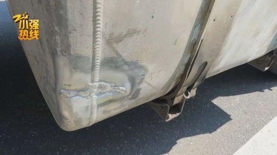 货车因在高速漏油被扣车,罚款11万才能开走,司机:车卖掉才值几万元
