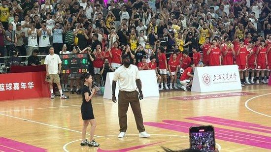 詹姆斯现身上海交大 与全场球迷热情互动