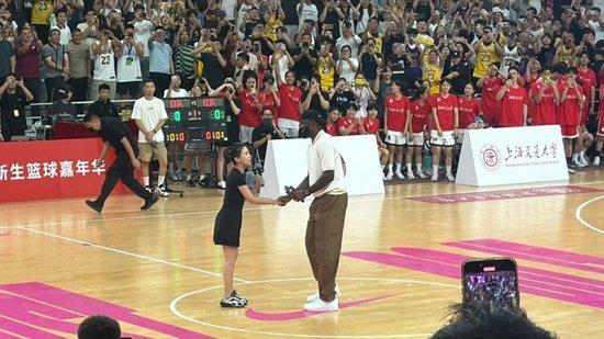 詹姆斯现身上海交大 与全场球迷热情互动