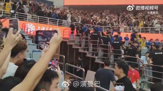 詹姆斯现身上海交大 与全场球迷热情互动