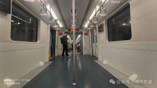 座位去哪了?上海地铁9号线拆除部分座位,增加乘客站立面积