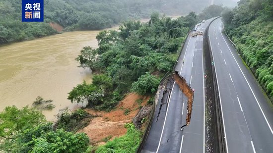 广西百色一高速公路塌陷 紧急封路未发生交通事故