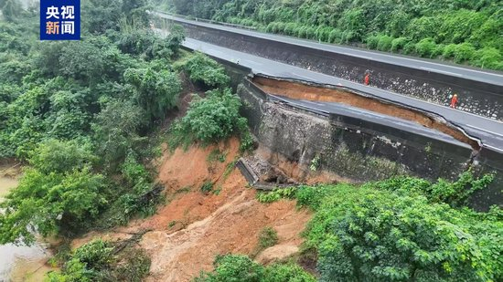 广西百色一高速公路塌陷 紧急封路未发生交通事故