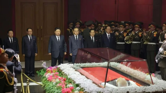 三朝元老金永南如何屹立不倒？