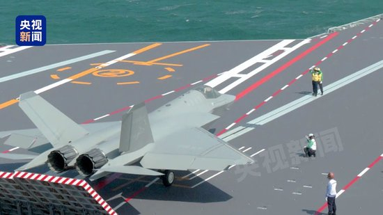独家视频丨福建舰开展入列后首次海上实兵训练