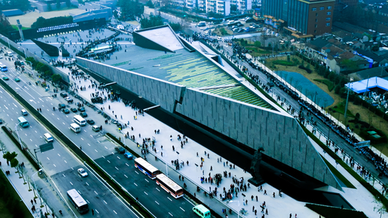 他把30万同胞的血泪，刻在大地上