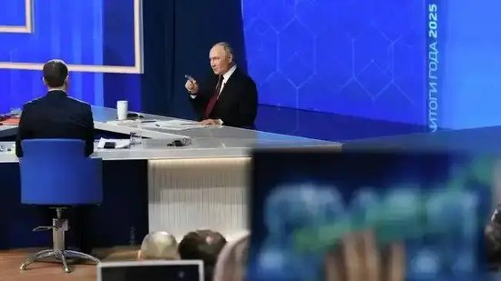 想了想,欧洲还是不敢动俄罗斯,哪怕普京在恋爱中……