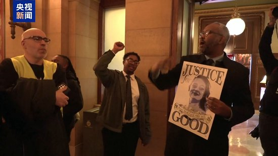 美执法人员枪击致死事件引发连续抗议 联邦与地方政府冲突加剧