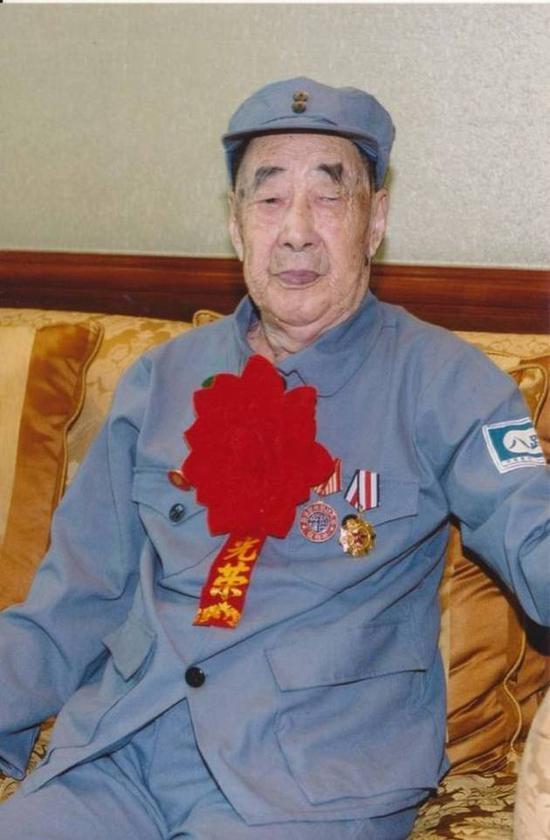 许家印父亲许贤高。1938年,年仅16岁的许贤高参加革命,当年参军,当年入党。抗战结束后,1946年许贤高因伤复员,回乡务农。