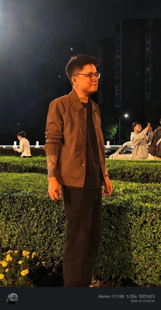 成都一轿车事故碰撞爆燃视频曝光,有救援者徒手砸驾驶窗玻璃,“如果车门能打开或许能救出来”