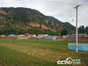 从记者到扶贫“第一书记”：笔杆子沾泥土 脚下有力量