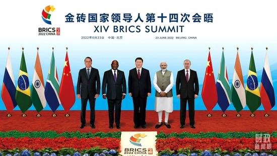 △这是今年金砖五国领导人的集体“云合影”,设计独具匠心。