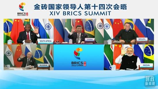 △金砖五国领导人在会晤开始前热情打招呼。
