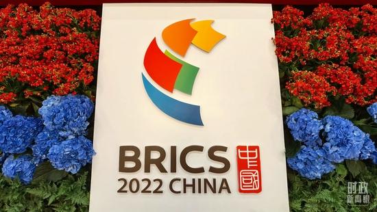 △被鲜花簇拥的2022年金砖标识。(总台央视记者石丞拍摄)