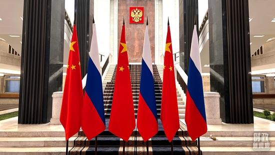 △习主席在这里同米舒斯京总理握手合影。(总台央视记者程铖拍摄)