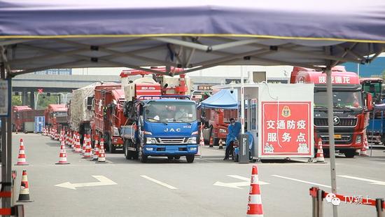 夏收在即，上百台收割机不让下高速？河南南阳回应！安徽一地的做法被点赞