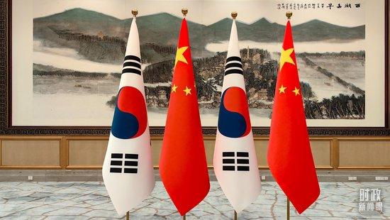 △会见现场摆放的中国、韩国国旗。(总台央广记者潘毅拍摄)