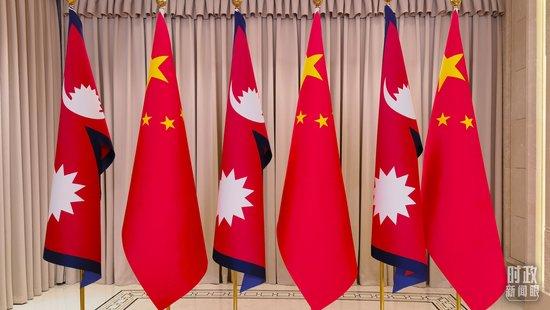 △会见现场摆放的中国、尼泊尔国旗。(总台央视记者周志国拍摄)