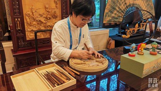 △国家级非物质文化遗产东阳木雕。(总台央广记者马喆拍摄)