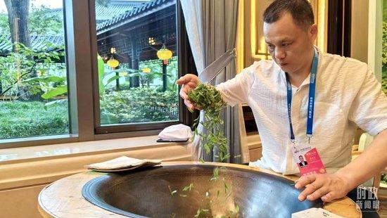 △传统手工制茶。(总台央视记者彭柏闳拍摄)