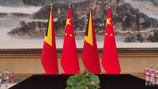 △会见现场摆放的中国、东帝汶国旗。(总台央视记者曹亚星拍摄)
