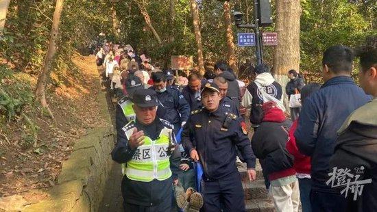 超4万人涌入杭州北高峰拜财神，灵隐寺吃素面的游客排到后厨门口