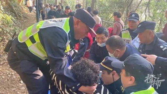 超4万人涌入杭州北高峰拜财神，灵隐寺吃素面的游客排到后厨门口