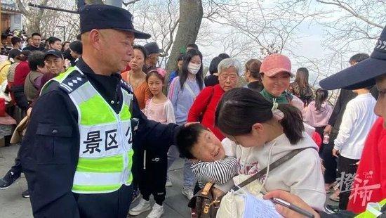 超4万人涌入杭州北高峰拜财神，灵隐寺吃素面的游客排到后厨门口