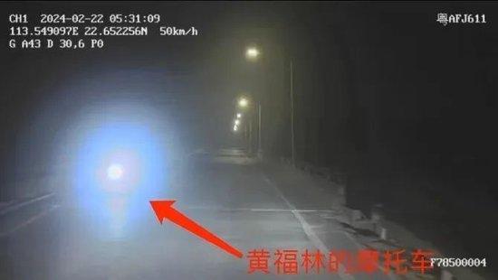 △黄福林骑着摩托车多次打双闪提醒王国梁,事后又掉头将其喊停。