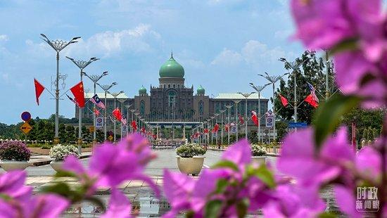 △马来西亚总理府前悬挂的中马两国国旗。(总台央视记者关舟拍摄)