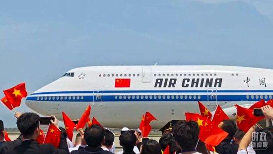 △越南当地青年热烈欢迎习近平总书记到访。(总台央广记者潘毅拍摄)