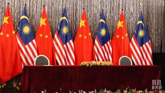△习主席和马来西亚总理安瓦尔在这里共同见证中马双方交换30多份双边合作文本,这是开始前的现场。(总台央视记者韩锐拍摄)