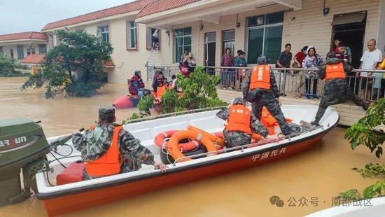 台风“蝴蝶”引发强降雨,广东各地民兵紧急出动救援