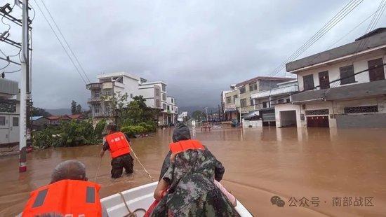 台风“蝴蝶”引发强降雨,广东各地民兵紧急出动救援