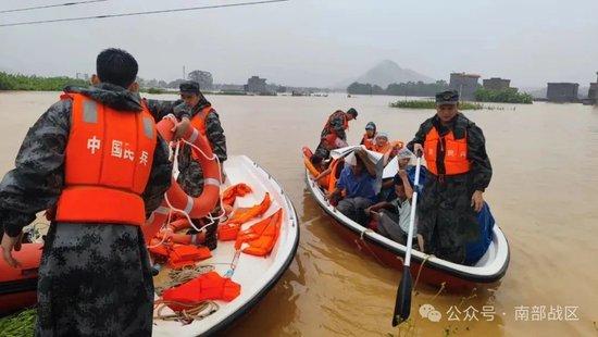 台风“蝴蝶”引发强降雨,广东各地民兵紧急出动救援