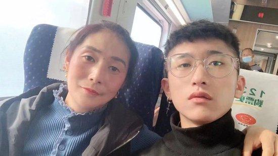 家暴纵火者死刑落地,“子告父”的陈昌雨在重建他的生活