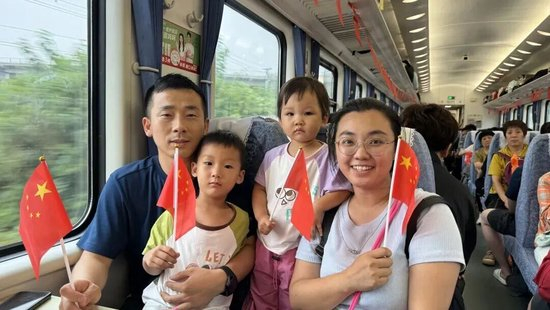 我的铁路风景｜旅客向窗外举起相机，意外拍到……