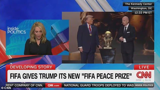 特朗普获国际足联和平奖，自戴奖牌笑开花！