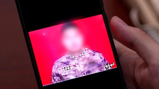 男子冒充飞行员同时与100多名女性暧昧,称为保护歼-16受伤,一人分饰3个角色用私密视频敲诈勒索“女友”,被抓时还穿着体能训练服