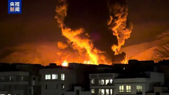 伊朗储油设施遭袭，美官员：都是以色列干的 此前伊朗4处储油设施及一处石油产品转运中心遭空袭，附近出现罕见“黑雨”