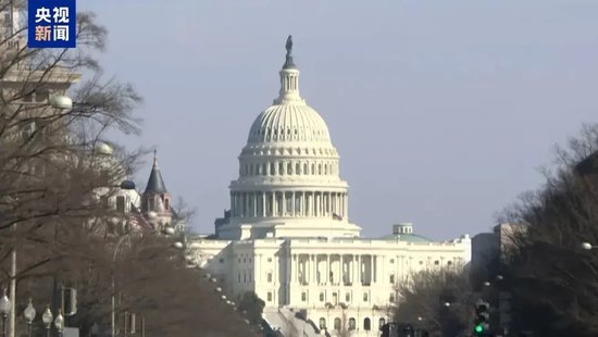 伊朗储油设施遭袭，美官员：都是以色列干的 此前伊朗4处储油设施及一处石油产品转运中心遭空袭，附近出现罕见“黑雨”