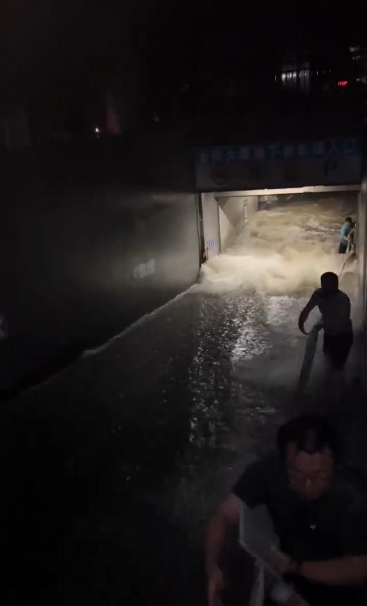 凌晨持续大暴雨致车库被淹,桂林多位市民挪车被困拉绳逃生