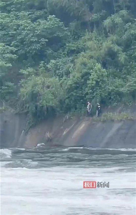 水库泄洪，湖北一男子坠入河流失踪，当地已紧急开展救援