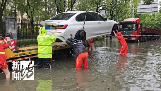 上海“雨大到感觉在下瀑布”，334所学校停课！今天的打工人：“牛马变河马”