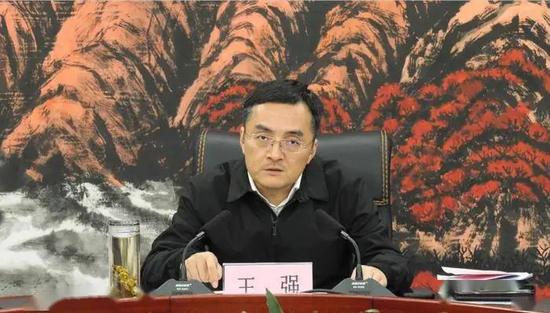 纪委首次披露!主动交代问题的副市长变卖茅台酒,催生灰色产业链